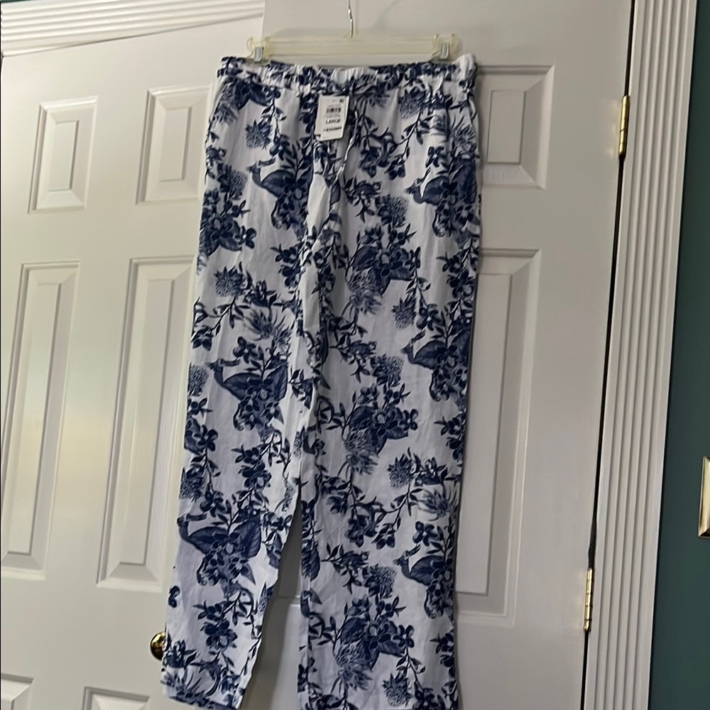 A relaxed pull-on pants in blue and white tonal print on premium linen.